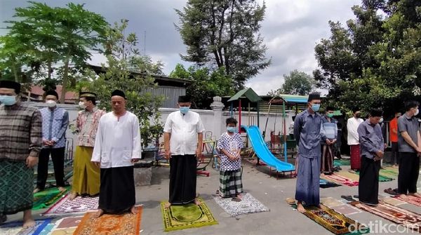 Masih PPKM, Warga Antusias Salat Jumat Berjamaah di Yogyakarta