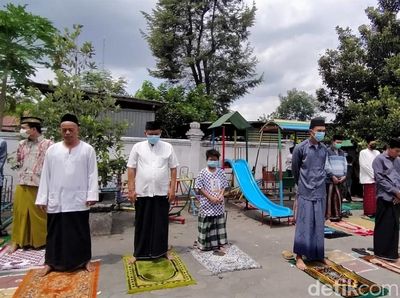Masih PPKM, Warga Antusias Salat Jumat Berjamaah di Yogyakarta