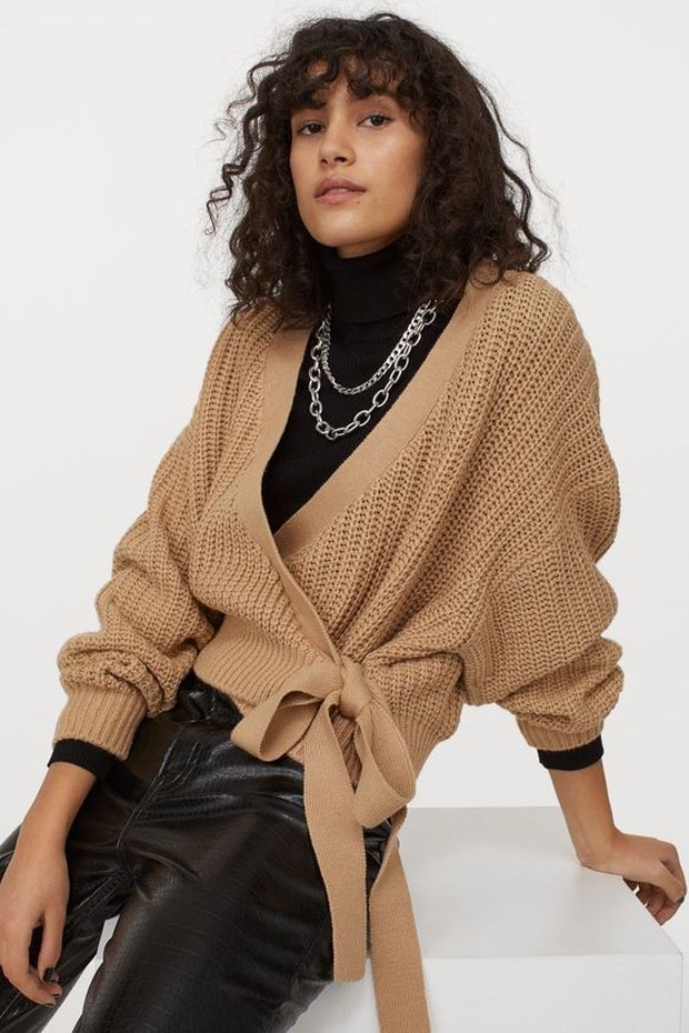 Warna baju yang wajib dipunya adalah mid-tone brown.