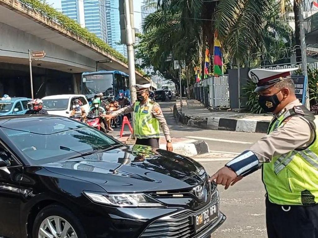 Mobil Komisioner Komnas HAM Pelat RFO Genap Kena Gage Rasuna