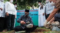 Momen Anies Letakkan Batu Pertama di Masjid At-Tabayyun Jakbar