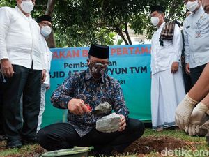 Momen Anies Letakkan Batu Pertama di Masjid At-Tabayyun Jakbar Momen Anies Letakkan Batu Pertama di Masjid At-Tabayyun Jakbar