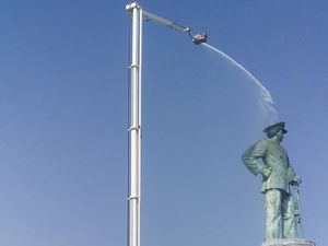 Intip Cara Bersihkan Monumen Jalesveva Jayamahe Pakai Bronto Skylift Intip Cara Bersihkan Monumen Jalesveva Jayamahe Pakai Bronto Skylift
