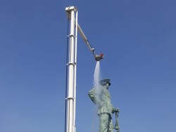 Menengok Aksi Bronto Skylift Bersihkan Monumen Jalesveva Jayamahe