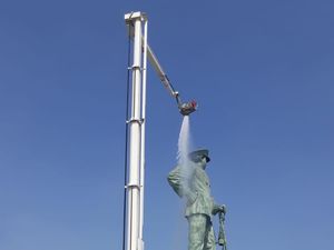 Menengok Aksi Bronto Skylift Bersihkan Monumen Jalesveva Jayamahe Menengok Aksi Bronto Skylift Bersihkan Monumen Jalesveva Jayamahe