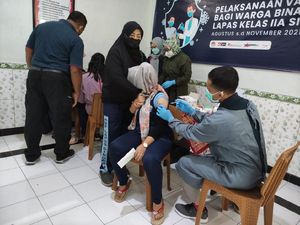Momen Napi Perempuan Lapas Sidoarjo Nangis Saat Divaksin