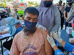 Diizinkan Berjualan, Pedagang Kaki Lima di Alun-alun Ciamis Divaksinasi