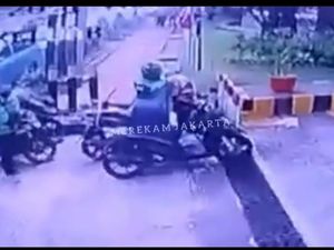 Pencurian 22 Paket di Gatot Subroto, Pelaku Berjaket Ojol Terekam CCTV
