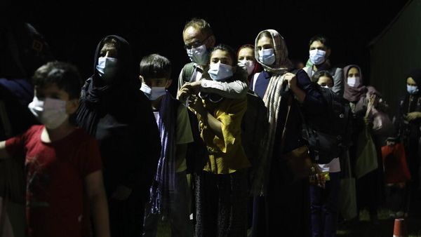 Potret Pengungsi Afghanistan Saat Tiba di Negara-negara Sekutu