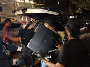 Rumah Pencatut Nama Jokowi yang Tipu Artis Digeledah, Pintu Didobrak Rumah Pencatut Nama Jokowi yang Tipu Artis Digeledah, Pintu Didobrak