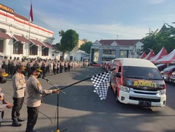 Ribuan Paket Sembako Disalurkan ke Warga Surabaya