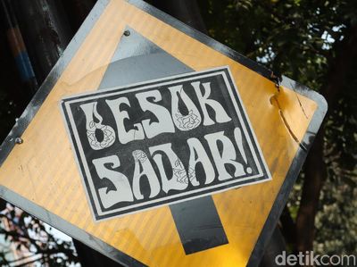Poster Besok Sadar Tersebar di Bandung, Sindir Siapa Sih?