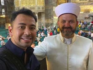 Masyaallah! Raffi Ahmad Bertemu Ferruh Mustuer, Imam Besar Masjid Hagia Sophia Masyaallah! Raffi Ahmad Bertemu Ferruh Mustuer, Imam Besar Masjid Hagia Sophia