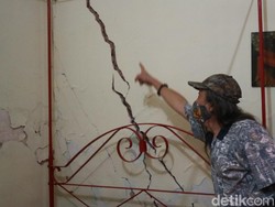 Rumahnya Rusak Diduga Akibat Proyek Hotel, Warga Kudus Tuntut Ganti Rugi