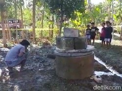 Muncul Gelembung pada Tanah Sekitar Semburan Air 15 Meter di Bojonegoro