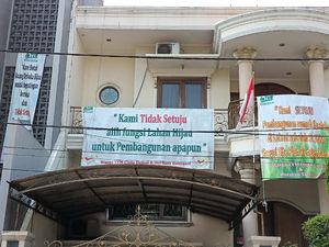 Spanduk Protes Berjejer Jelang Anies Letakkan Batu Pertama Masjid di Jakbar