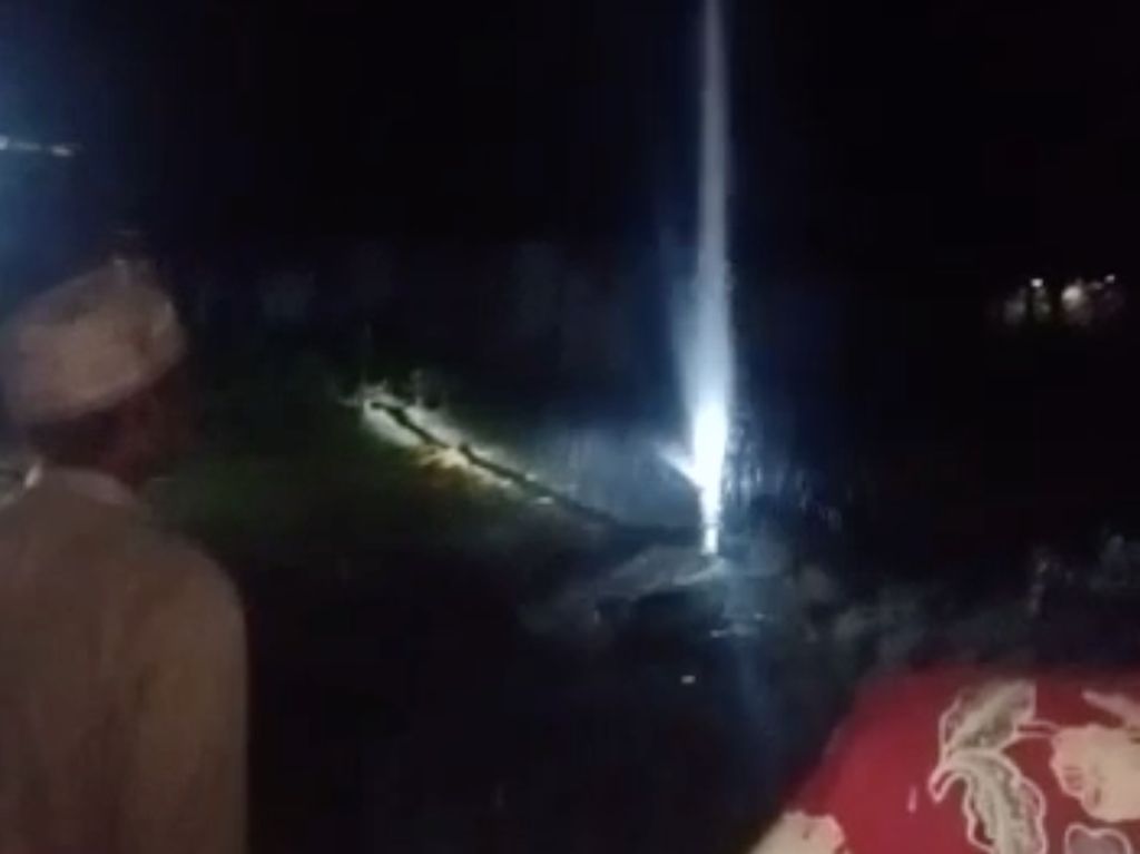 Sumur Bor di Bojonegoro Tiba-tiba Semburkan Air Berbau Belerang