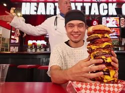 Berani Coba? Ini Tantangan Makan Burger Seberat 3 Kg dalam 4 Menit Berani Coba? Ini Tantangan Makan Burger Seberat 3 Kg dalam 4 Menit