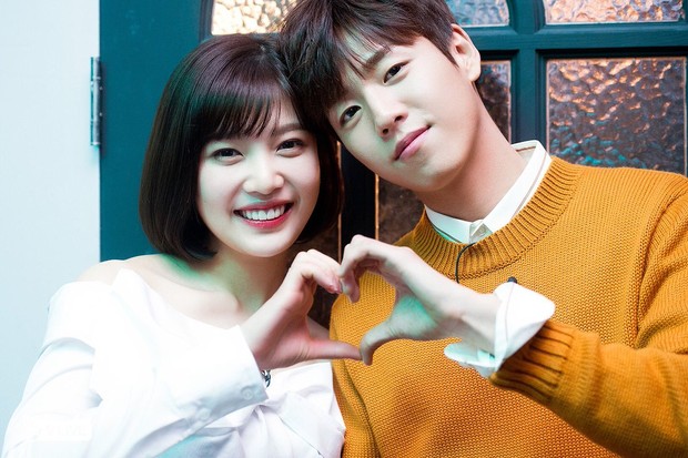 Terlalu romantis di drama membuat netizen yakin bahwasanya Joy Red Velvet dan Lee Hyun Woo menjalani sebuah hubungan/Foto: Twitter.com/Kpopchartnet Dipertemukan lewat drama, kebersamaan Joy Red Velvet dan Lee Hyun Woo berhasil membuat netizen baper dan percaya adanya hubungan yang spesial.