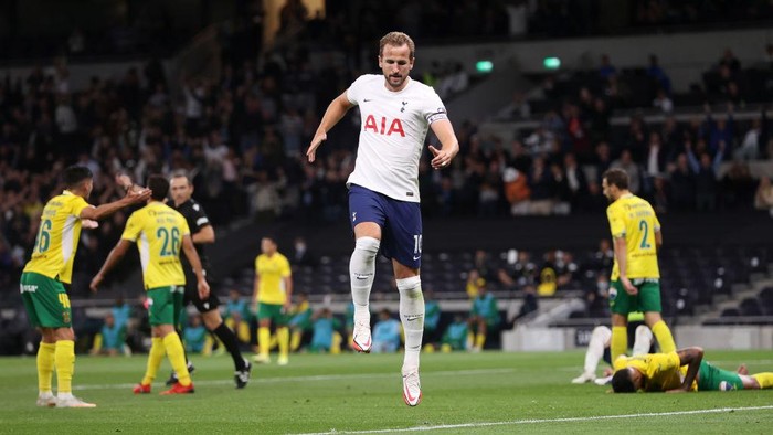 LONDON, ENGLAND - AUGUST 26: Harry Kane of Tottenham Hotspur celebrates after scoring their teams second goal  during the UEFA Conference League Play-Offs Leg Two match between Tottenham Hotspur and Pacos de Ferreira at  on August 26, 2021 in London, England. (Photo by Catherine Ivill/Getty Images)
