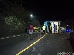 Truk Bermuatan Batu Terguling di Cadas Pangeran