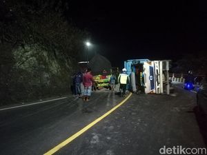Truk Bermuatan Batu Terguling di Cadas Pangeran Truk Bermuatan Batu Terguling di Cadas Pangeran