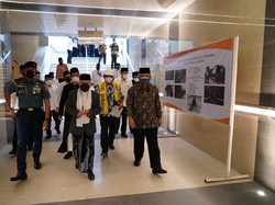 Momen Maruf Amin Salat Jumat di Istiqlal Lalu Tinjau Katedral