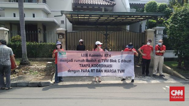 Sejumlah warga Taman Villa Meruya menggelar aksi di sekitar lokasi pembangunan Masjid At Tabayyun Komplek Perumahan Taman Villa Meruya, Jakarta Barat. Aksi itu mereka lakukan bertepatan dengan kegiatan peletakan batu pertama yang dijadwalkan akan dihadiri oleh Gubernur DKI Jakarta Anies Baswedan, Jumat (27/8).cnnindonesia/yogi anugrah