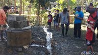 Warga Ramai-ramai Datangi Sumur Bor yang Semburkan Air di Bojonegoro