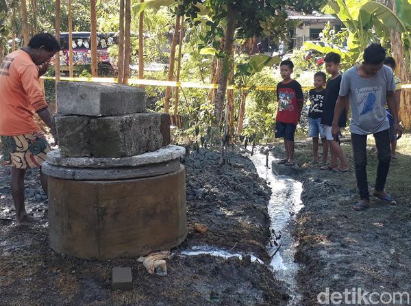 Warga Ramai-ramai Datangi Sumur Bor yang Semburkan Air di Bojonegoro