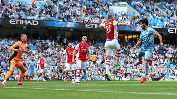 MANCHESTER, ENGLAND - AUGUST 28: Ilkay Gundogan of Manchester City scores his team's first goal during the Premier League match between Manchester City and Arsenal at Etihad Stadium on August 28, 2021 in Manchester, England. (Photo by Catherine Ivill/Getty Images)