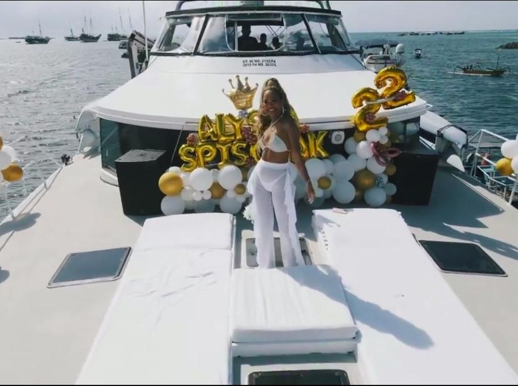 8 Momen Pesta Ultah ke-22 Alyssa Spischak di Yacht 8 Momen Pesta Ultah ke-22 Alyssa Spischak di Yacht