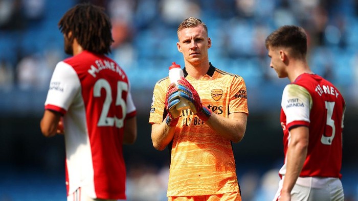 MANCHESTER, ENGLAND - AUGUST 28: Bernd Leno of Arsenal interacts with the crowd during the Premier League match between Manchester City and Arsenal at Etihad Stadium on August 28, 2021 in Manchester, England. (Photo by Catherine Ivill/Getty Images)