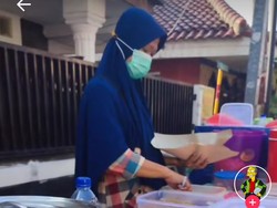 Babeh Ojol Eksis Jadi Seleb TikTok, Sang Istri Tetap Asyik Jual Nasi Uduk