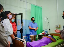 Bobby-Kahiyang Jenguk Korban Luka Ditembak Perampok Toko Emas di Medan