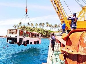 Cara Cerdas Mengubah Bus Jadi Hotel, Restoran, hingga Perpustakaan