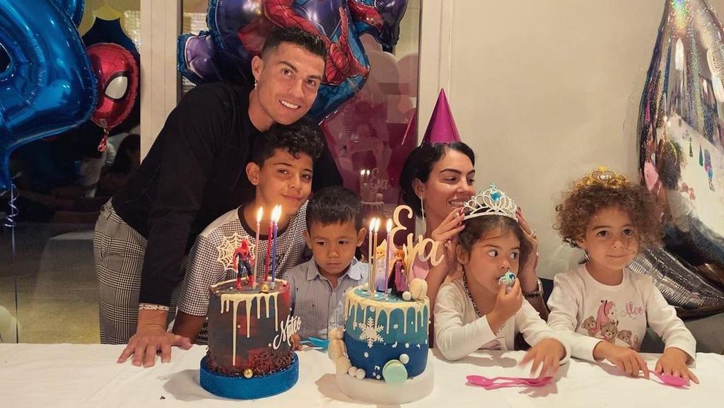 Cristiano Ronaldo dan Georgina Rodriguez Pamer Momen Manis Saat Makan Bareng Anak