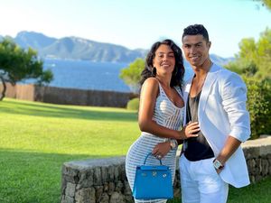 8 Cara Cristiano Ronaldo Manjakan Pacar: Mobil Hingga Uang Bulanan Rp 1,5 M 8 Cara Cristiano Ronaldo Manjakan Pacar: Mobil Hingga Uang Bulanan Rp 1,5 M
