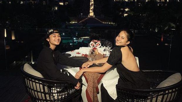Dinner Romantis Bastian Steel Rayakan Ultah Sitha Marino Sang Kekasih Dinner Romantis Bastian Steel Rayakan Ultah Sitha Marino Sang Kekasih