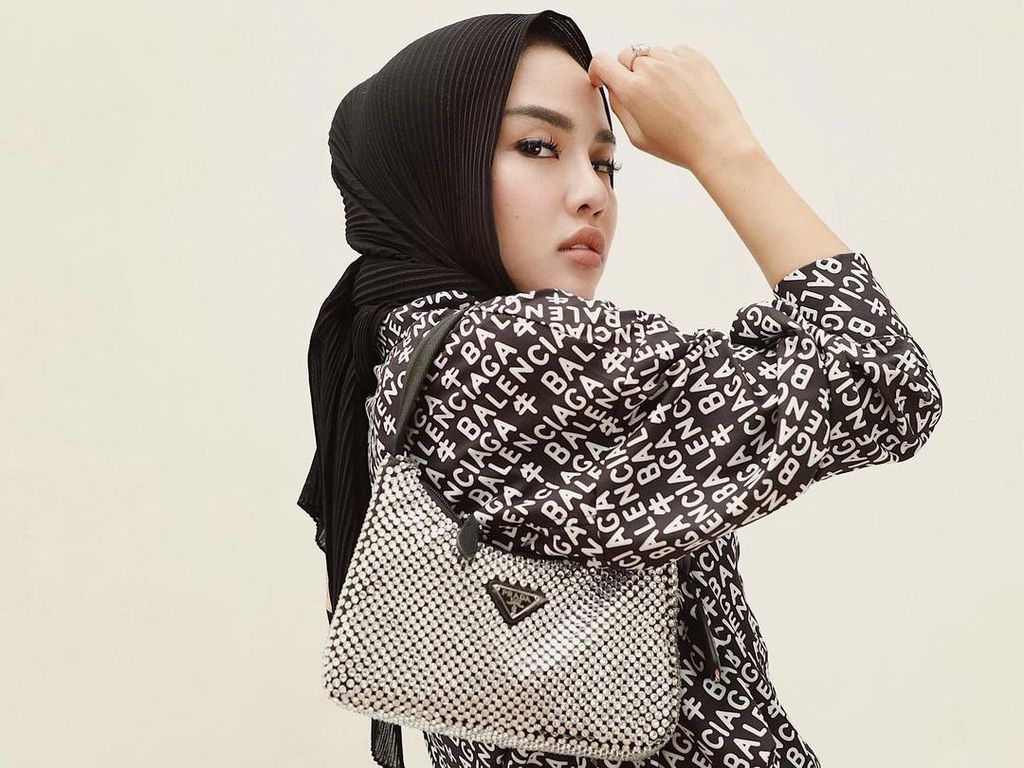 Lepas Hijab, Medina Zein: Saya Stress Banget