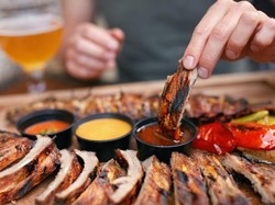 4 Manfaat Kesehatan Makan Langsung Pakai Tangan Sesuai Sunnah Nabi