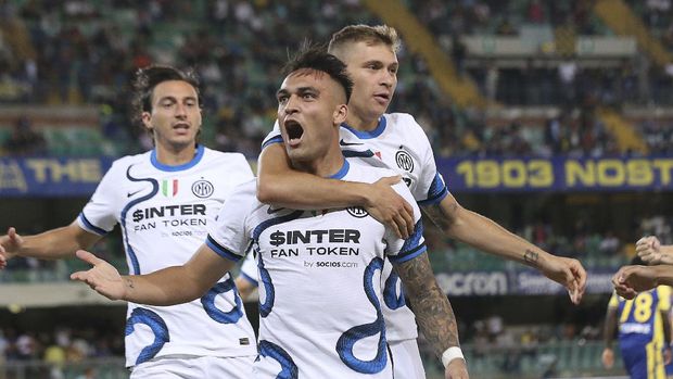Inter Milan's Lautaro Martinez celebrates after scoring during the Italian Serie A soccer match between Hellas Verona and Inter Milan, at the Bentegodi stadium in Verona, Italy, Friday, Aug. 27, 2021. (Paola Garbuio/LaPresse via AP)