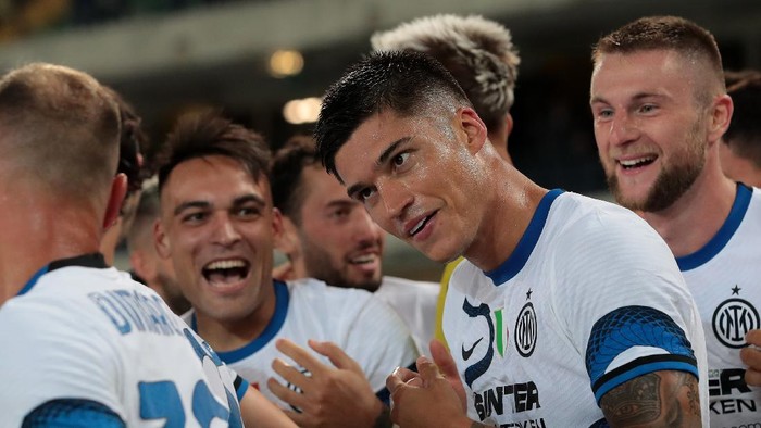 VERONA, ITALY - AUGUST 27: Joaquin Correa of FC Internazionale celebrates his second goal with his team-mates during the Serie A match between Hellas Verona and FC Internazionale at Stadio Marcantonio Bentegodi on August 27, 2021 in Verona, Italy. (Photo by Emilio Andreoli/Getty Images)