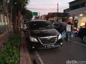 Duh! Jl Tebet Timur Macet Gegara Parkir Sembarangan sampai Viral