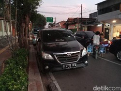 Duh! Jl Tebet Timur Macet Gegara Parkir Sembarangan sampai Viral