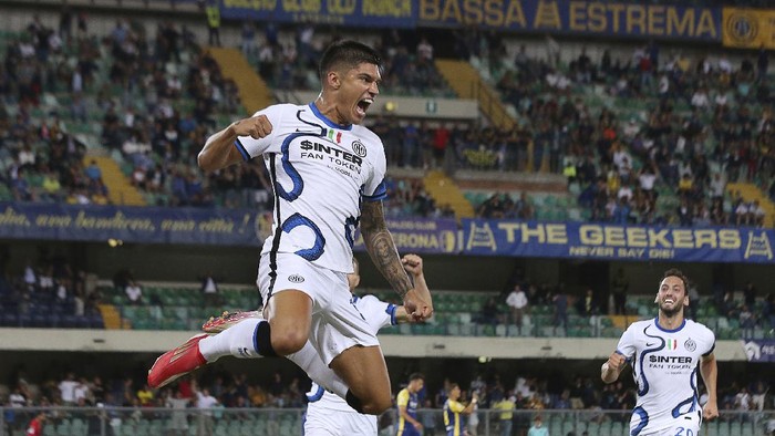 Inter Milans Joaquin Correa celebrates scoring a goal during the Italian Serie A soccer match between Hellas Verona and Inter Milan, at the Bentegodi stadium in Verona, Italy, Friday, Aug. 27, 2021. (Paola Garbuio/LaPresse via AP)