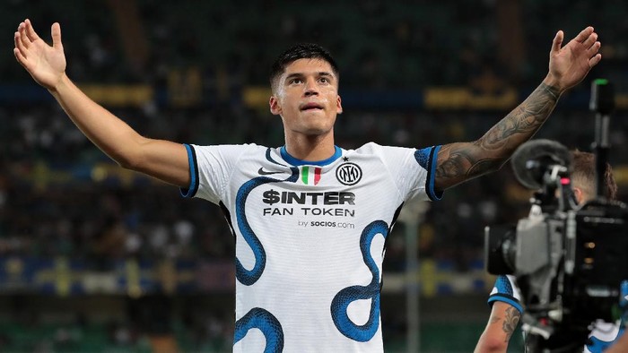VERONA, ITALY - AUGUST 27: Joaquin Correa of FC Internazionale celebrates his goal during the Serie A match between Hellas Verona and FC Internazionale at Stadio Marcantonio Bentegodi on August 27, 2021 in Verona, Italy. (Photo by Emilio Andreoli/Getty Images)