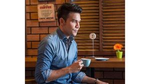 Serunya Jonathan Frizzy saat Racik Kopi Di Kafe