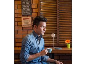 Serunya Jonathan Frizzy saat Racik Kopi Di Kafe Serunya Jonathan Frizzy saat Racik Kopi Di Kafe