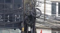 Kabel Semrawut di Mampang Belum Juga Diturunkan